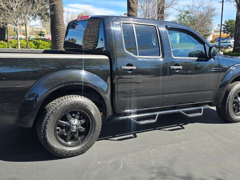 Used 2011 Nissan Frontier SE image 6