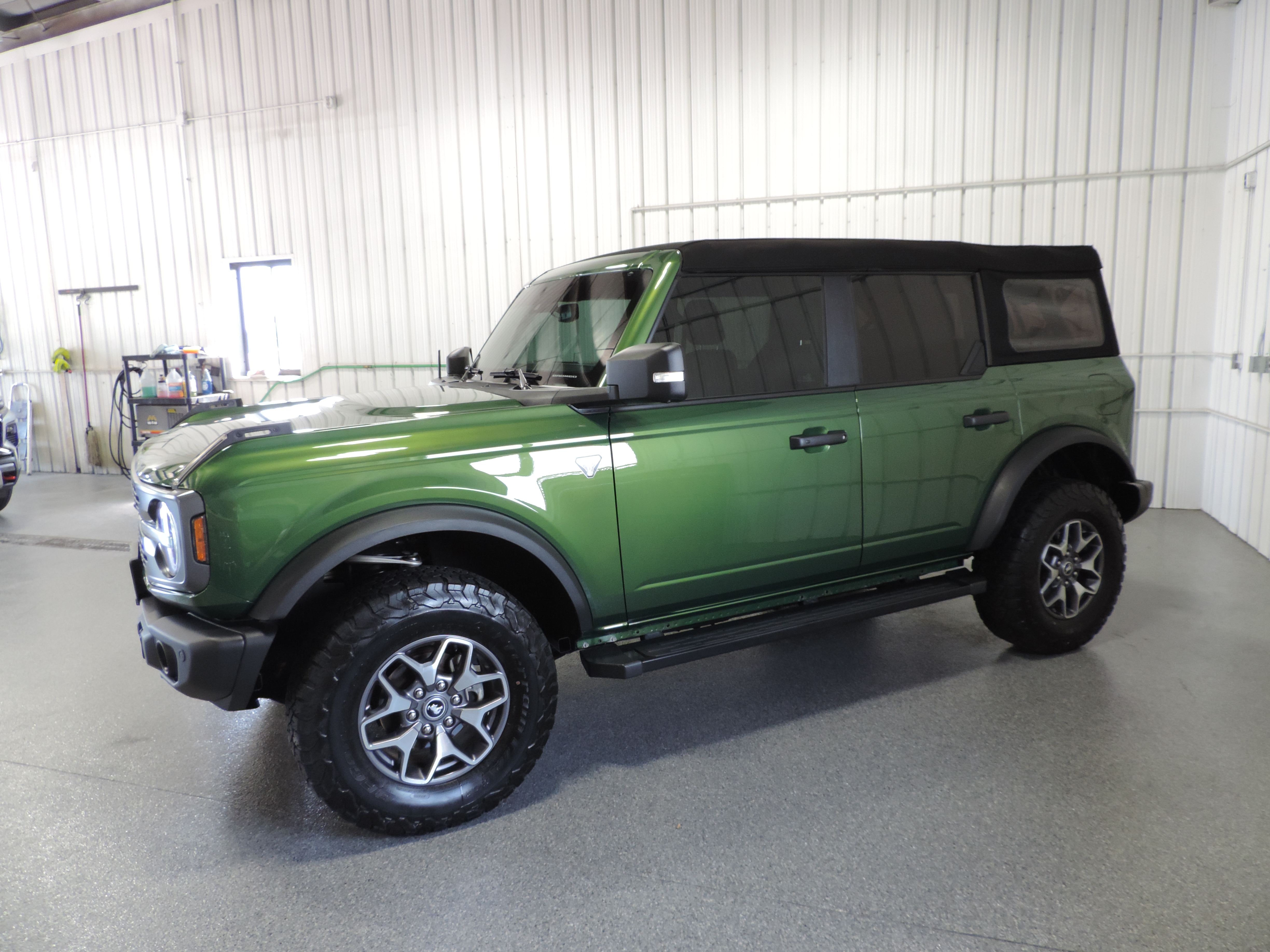 Used 2023 Ford Bronco 4-Door Badlands AWD/4WD image 3