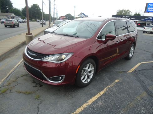 Used 2019 Chrysler Pacifica Touring Plus FWD image 10