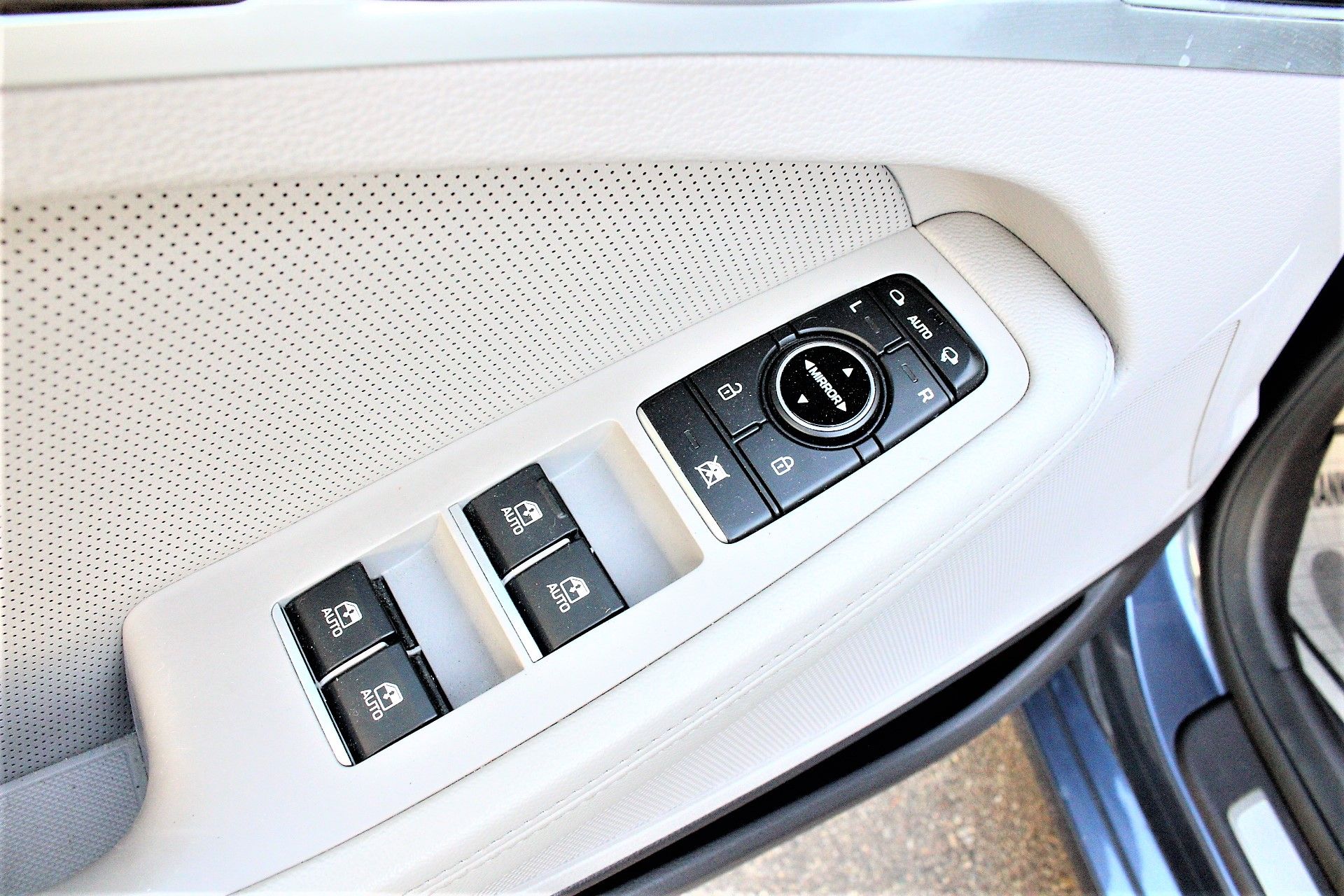 Used 2015 Hyundai Genesis 3.8 2 wheel drive image 13