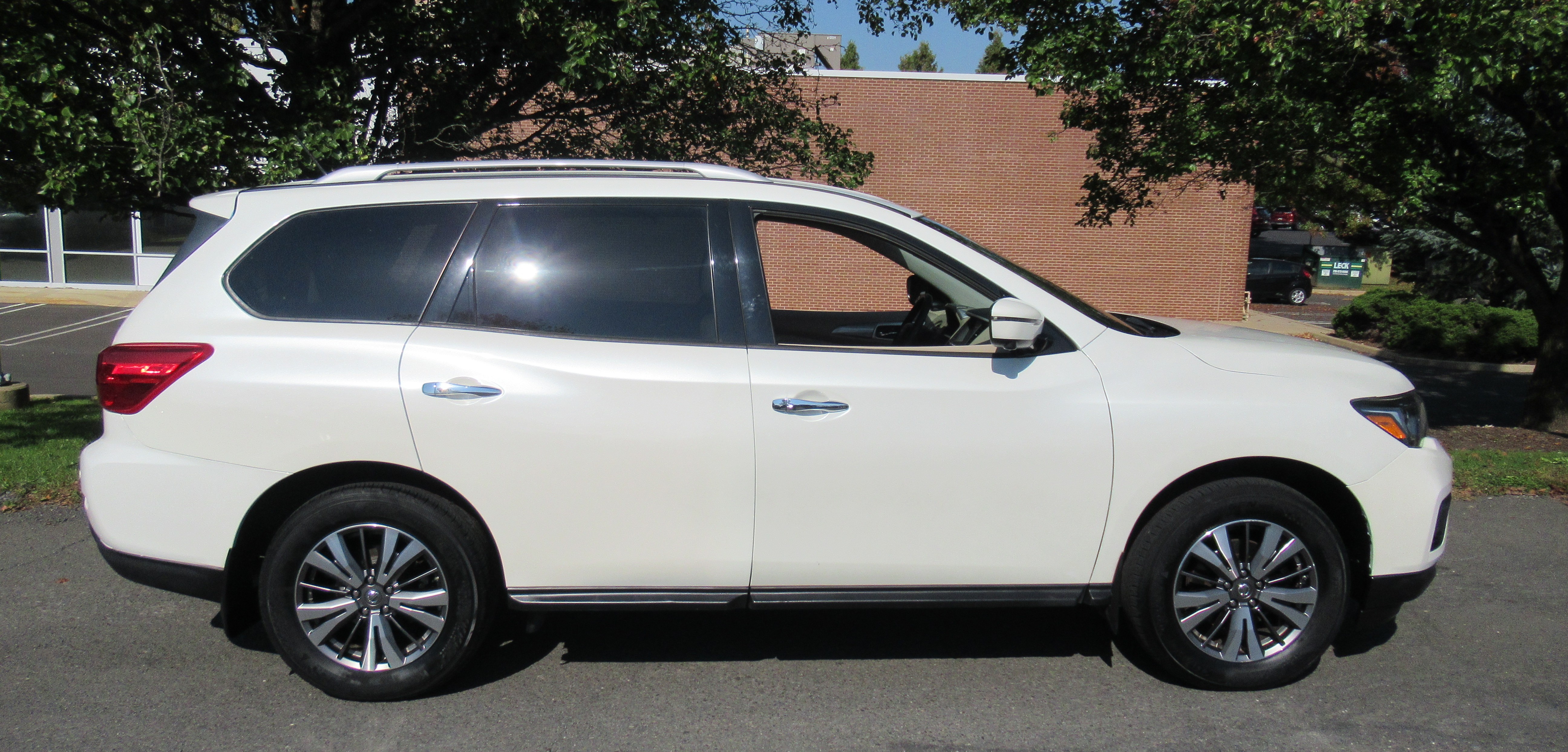 Used 2018 Nissan Pathfinder 4WD SL image 5