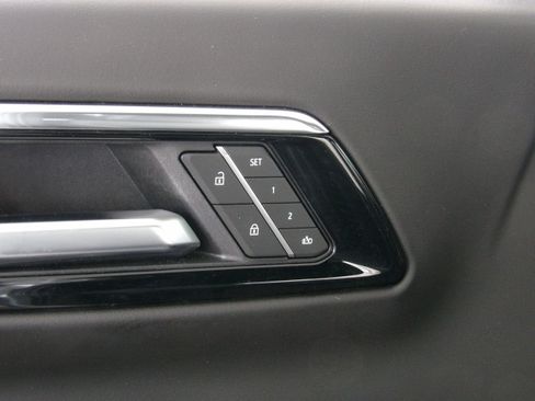 Used 2025 Chevrolet Suburban Z71 image 21