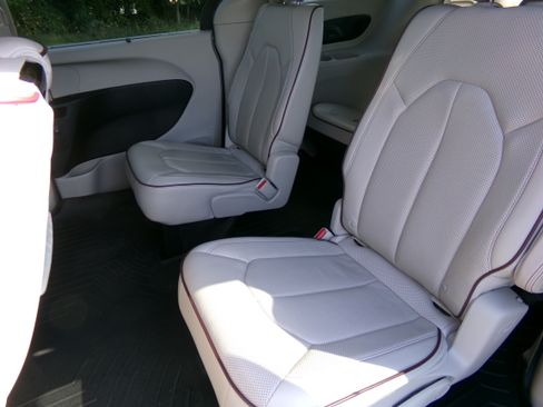 Used 2017 Chrysler Pacifica Limited FWD image 9