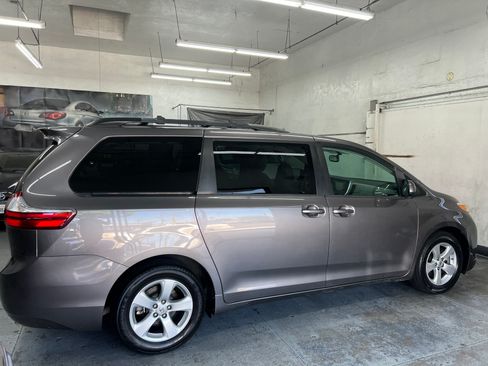 Used 2017 Toyota Sienna LE image 8