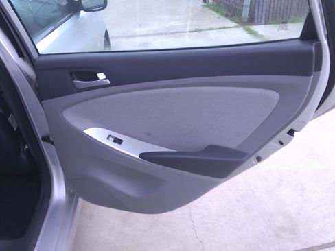 Used 2012 Hyundai Accent GLS image 12