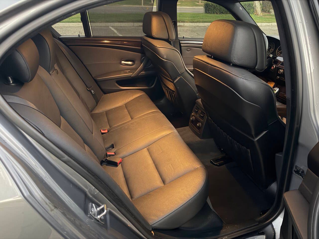 Used 2010 BMW 550i w/ M-Sport Package RWD image 27