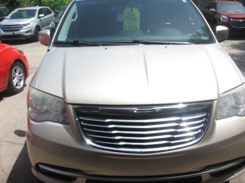 Used 2014 Chrysler Town & Country Touring FWD image 2