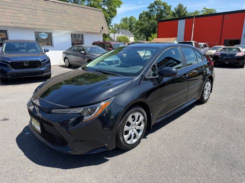 Used 2020 Toyota Corolla LE Sedan FWD image 16