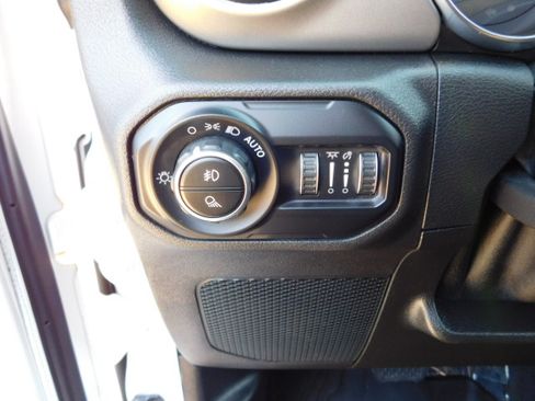 Used 2021 Jeep Gladiator Willys AWD/4WD image 10