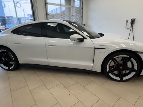 Used 2022 Porsche Taycan image 2
