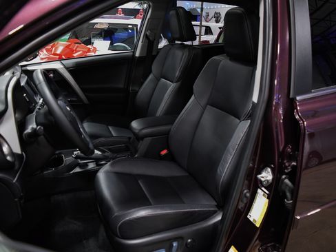 Used 2018 Toyota RAV4 FWD image 19