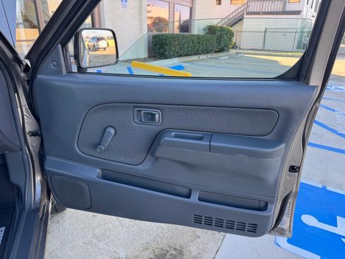 Used 2004 Nissan Frontier XE image 19