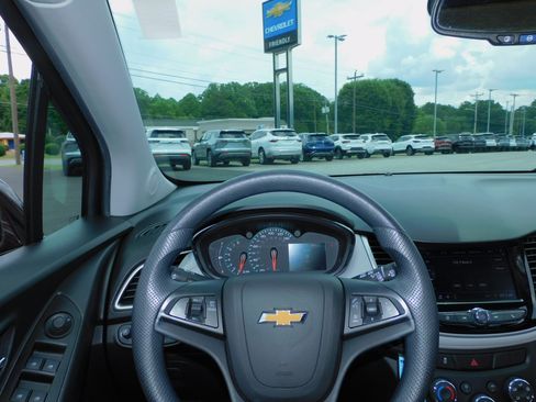 Used 2020 Chevrolet Trax FWD LT w/ 1LT image 2