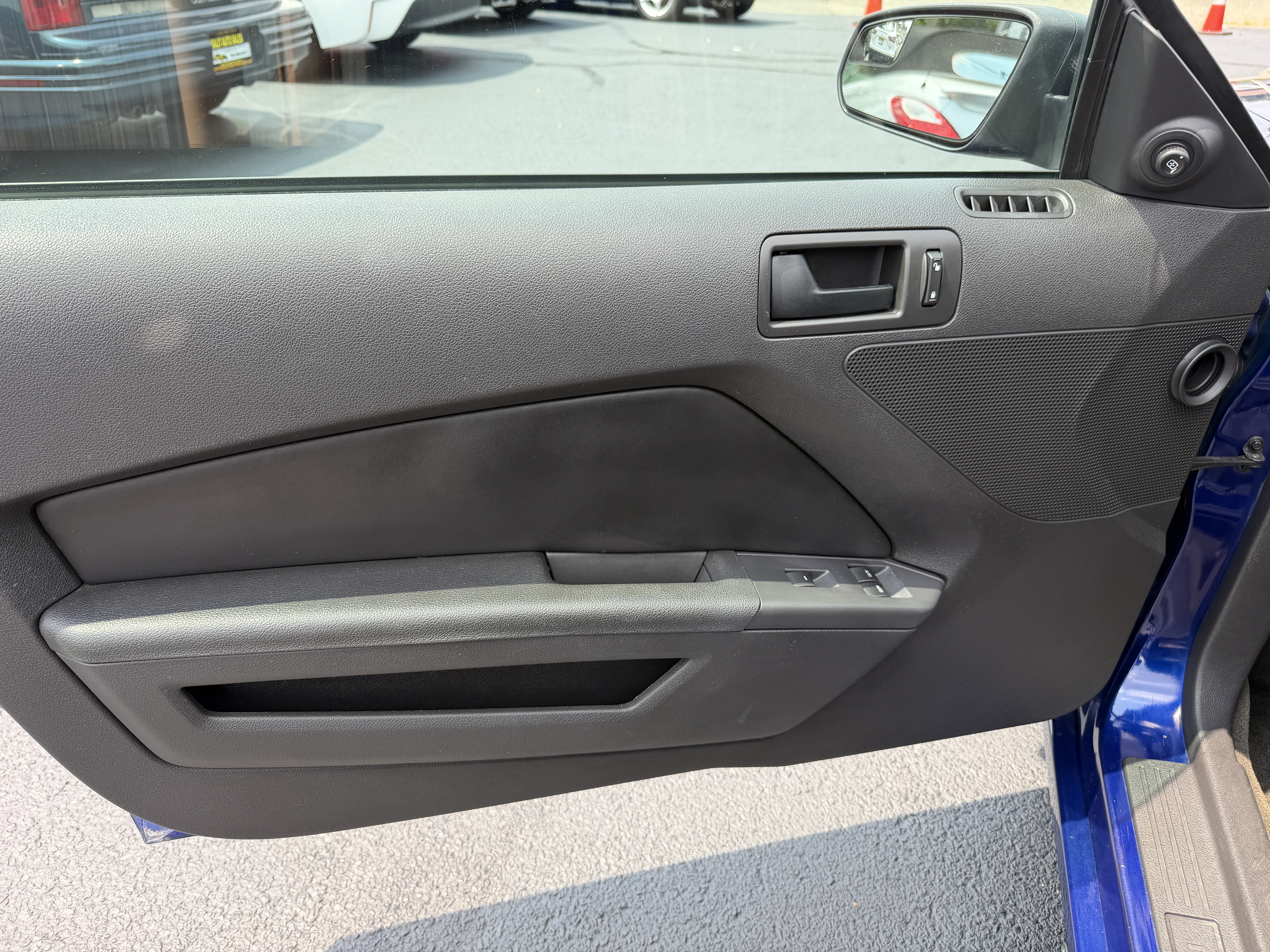 Used 2014 Ford Mustang Convertible RWD image 3