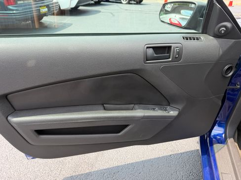 Used 2014 Ford Mustang Convertible RWD image 3
