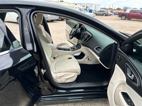 Used 2016 Chrysler 200 Limited image 8