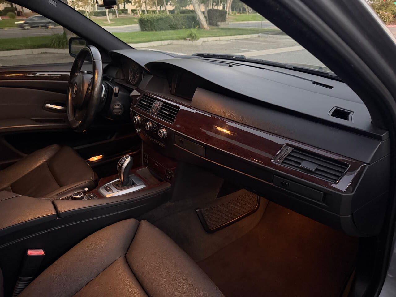 Used 2010 BMW 550i w/ M-Sport Package RWD image 25