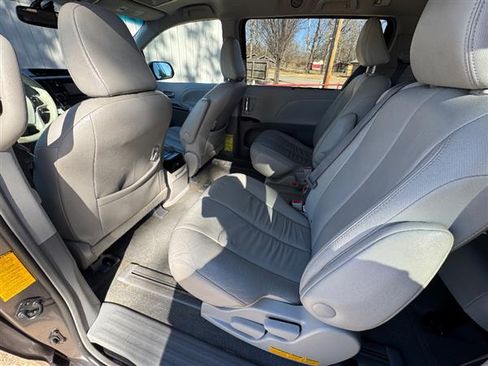 Used 2014 Toyota Sienna XLE image 15