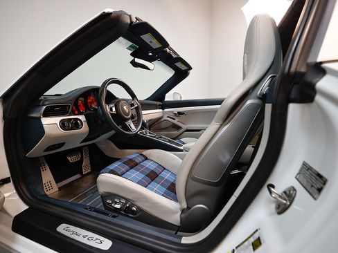 Used 2019 Porsche 911 Targa 4 GTS image 8