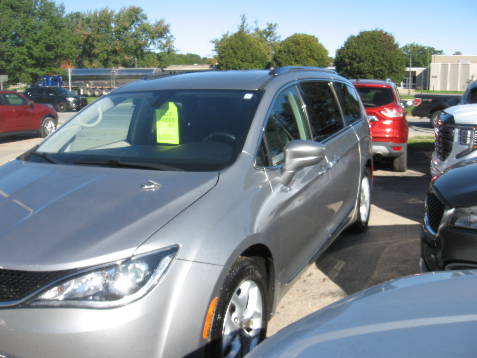 Used 2018 Chrysler Pacifica Touring-L FWD image 1