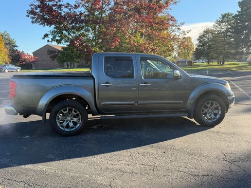 Used 2016 Nissan Frontier SV image 9