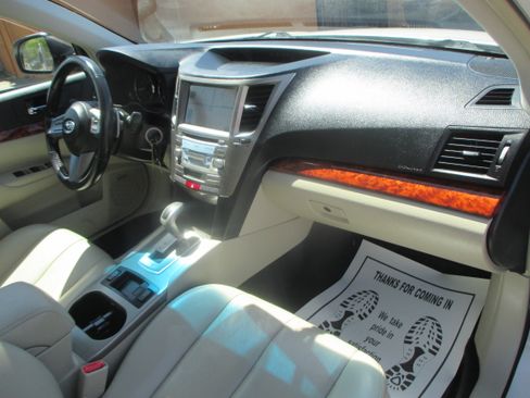 Used 2011 Subaru Outback 3.6R Limited AWD/4WD image 3