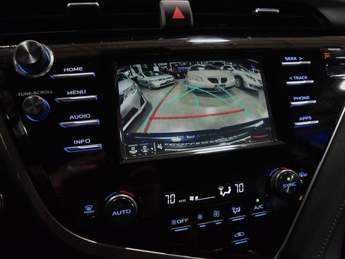 Used 2018 Toyota Camry XLE image 26