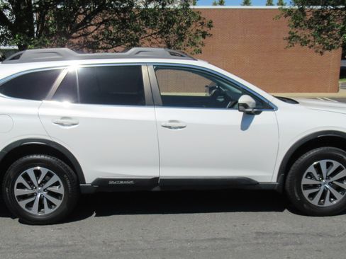 Used 2022 Subaru Outback Premium image 5