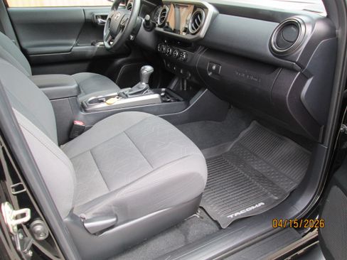 Used 2017 Toyota Tacoma image 8