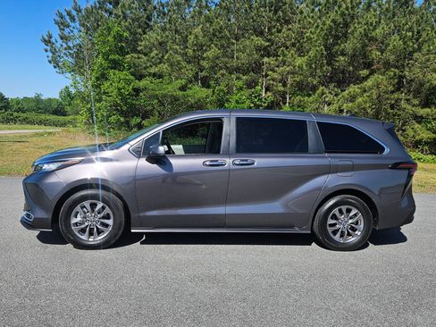 Used 2023 Toyota Sienna XLE FWD image 2