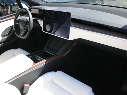 Used 2023 Tesla Model X Long Range image 3