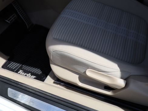 Used 2013 Volkswagen Beetle 2.0T image 18