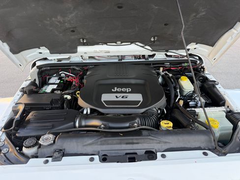Used 2015 Jeep Wrangler 4WD Unlimited Sahara image 20