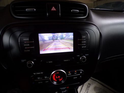 Used 2017 Kia Soul + FWD image 11