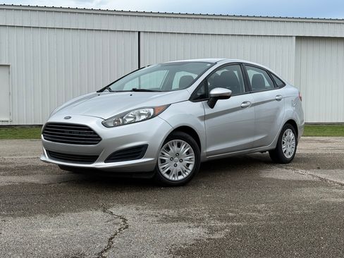 Used 2014 Ford Fiesta SE FWD image 1