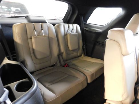 Used 2018 Ford Explorer XLT image 13