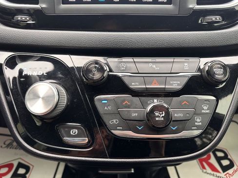 Used 2019 Chrysler Pacifica Touring Plus image 14