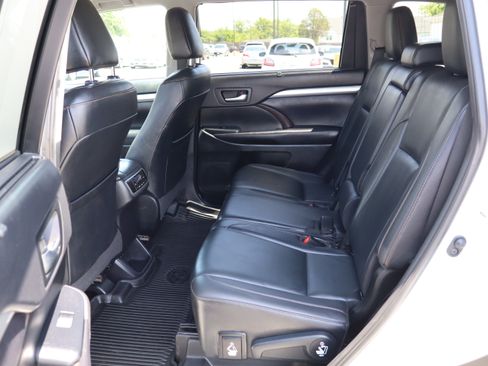 Used 2019 Toyota Highlander AWD XLE V6 image 13