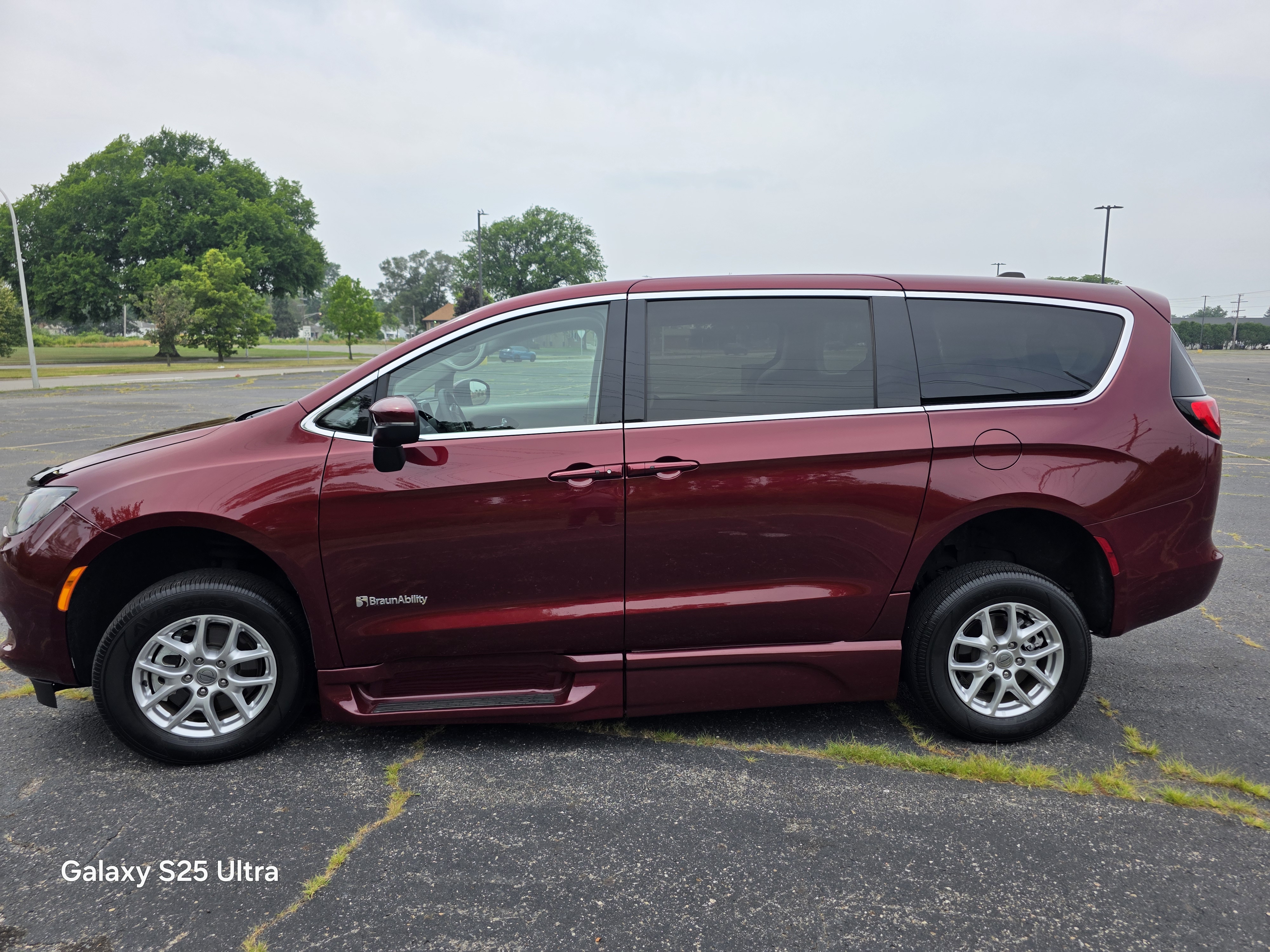 Used 2023 Chrysler Voyager LXi FWD image 8