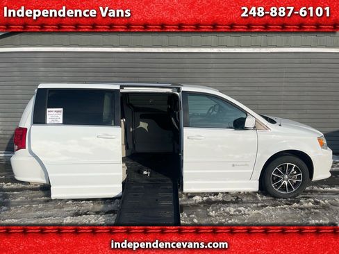 Used 2017 Dodge Grand Caravan SXT image 1