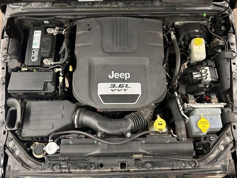 Used 2013 Jeep Wrangler Unlimited Sahara image 22