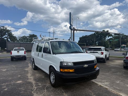 Used 2018 Chevrolet Express 2500 RWD image 1