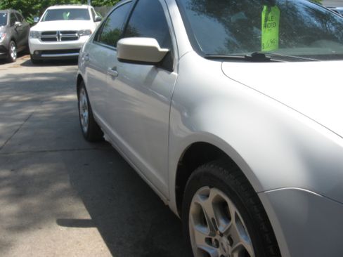Used 2010 Ford Fusion SE FWD image 3