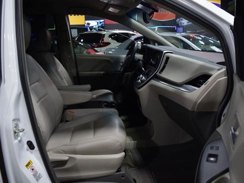 Used 2015 Toyota Sienna LE image 22