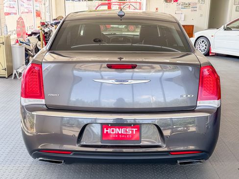 Used 2018 Chrysler 300 Limited AWD image 4