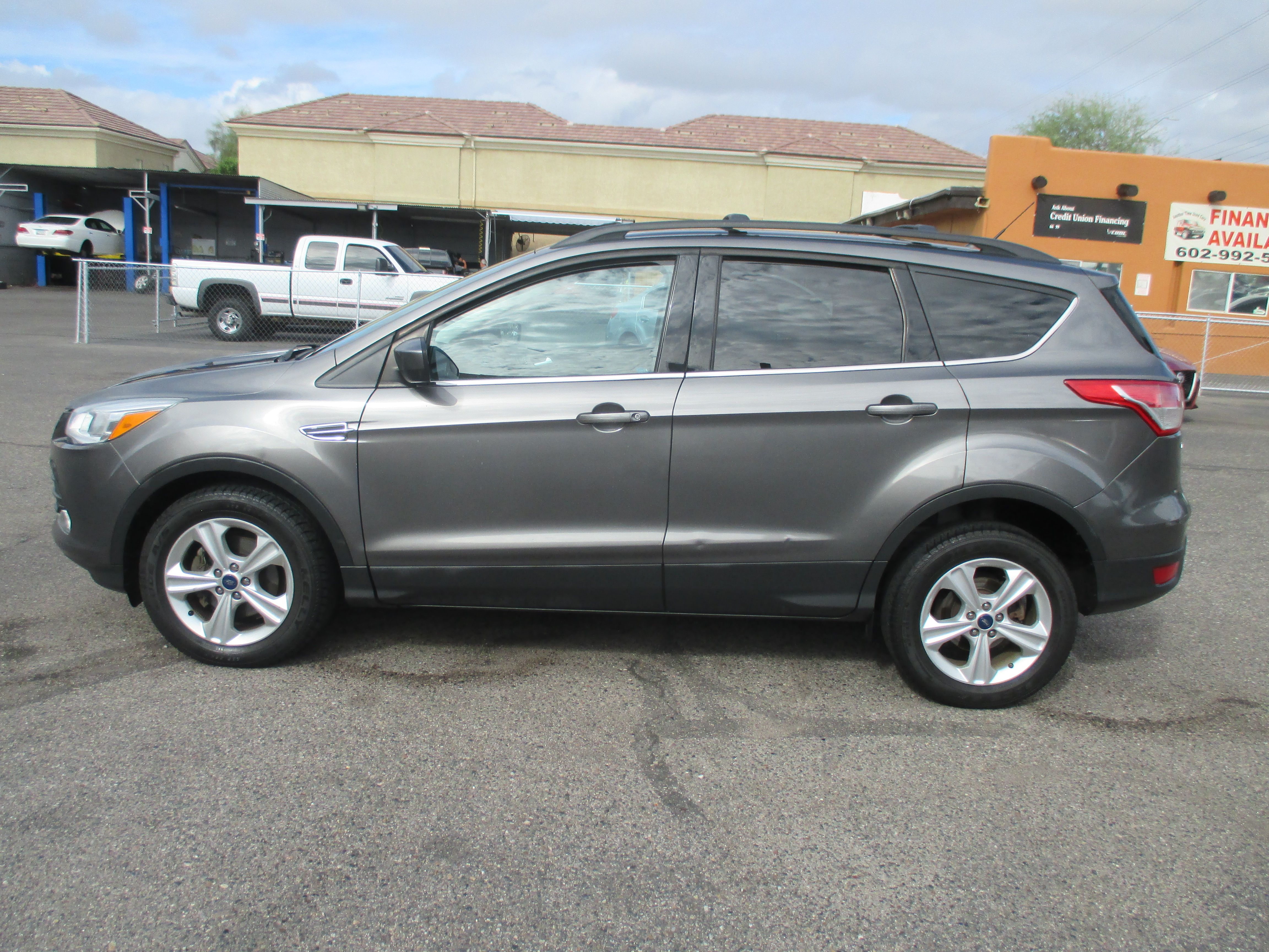 Used 2013 Ford Escape SE Sport Utility 4D FWD image 2