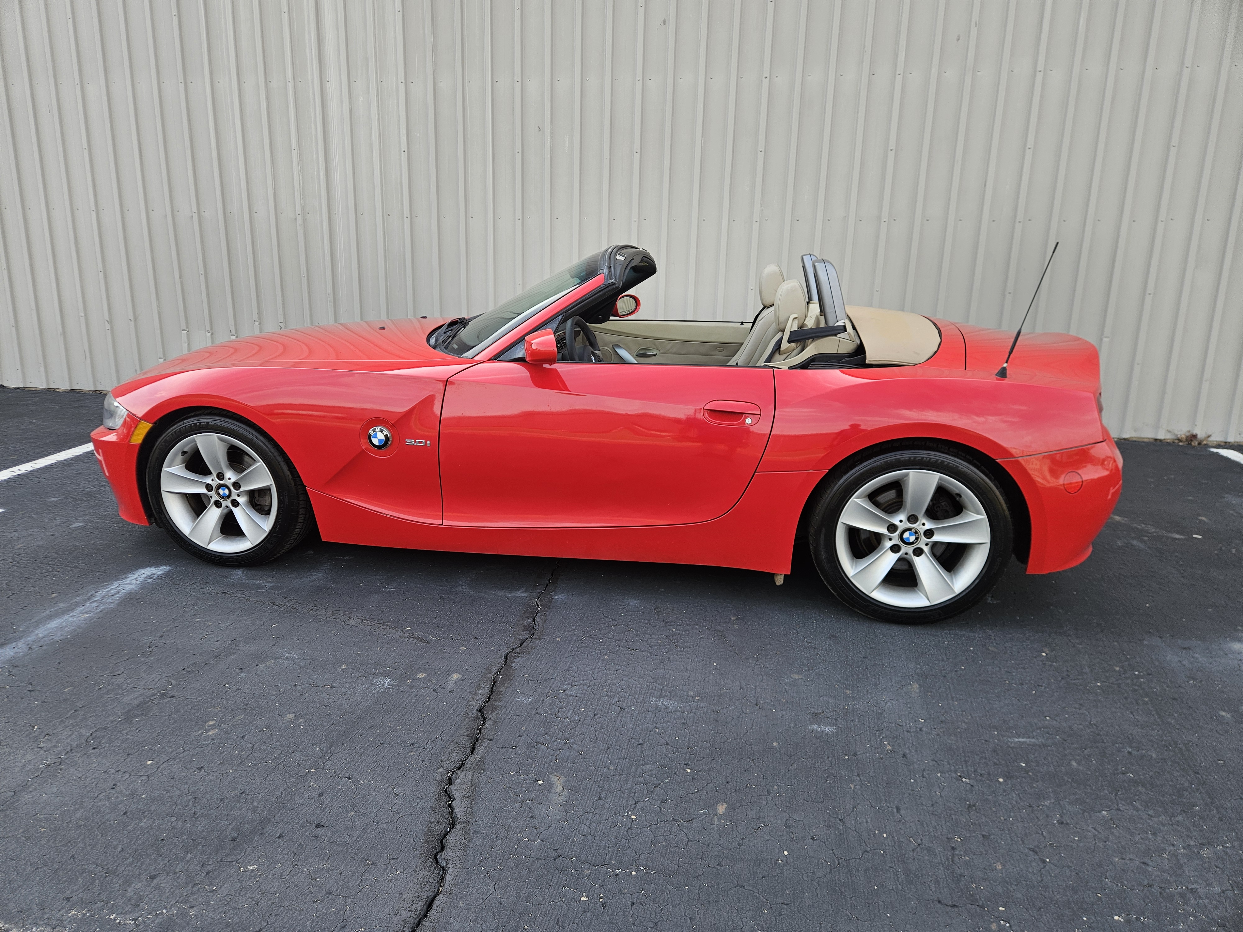 Used 2006 BMW Z4 3.0i Roadster RWD image 2