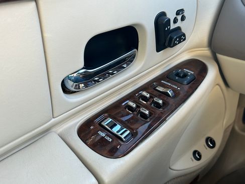 Used 2001 Lincoln Town Car Signature RWD image 11