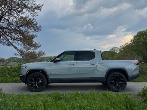 Used 2023 Rivian R1T AWD Adventure image 4