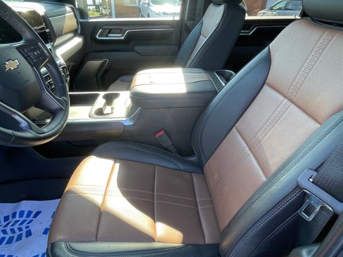 Used 2025 Chevrolet Silverado 2500 High Country image 3